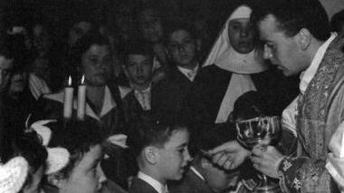 Monsignor Francioni in una bella foto davanti alla Cattedrale e la benedizione del vescovo Simoni