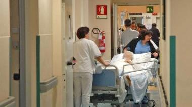 Infermieri assistono una paziente in una corsia dell’ospedale Sotto, un’immagine del nuovo Ceppo