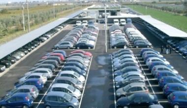 <b>IN ATTESA DI UN COMPRATORE.</b> Auto in sosta prima di essere consegnate alle concessionarie 