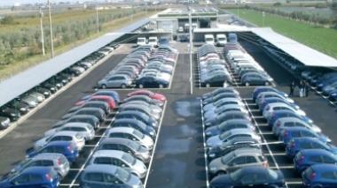 <b>IN ATTESA DI UN COMPRATORE.</b> Auto in sosta prima di essere consegnate alle concessionarie