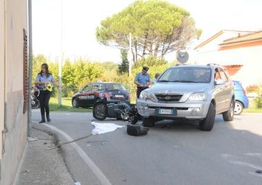 Il Suv e la moto subito dopo lincidente a Porcari (Vip)        