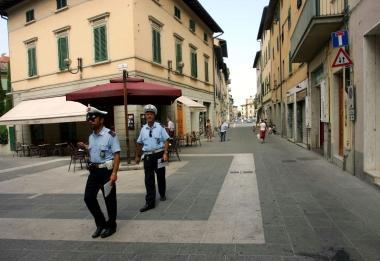 I vigili urbani in un controllo nel centro del paese 
