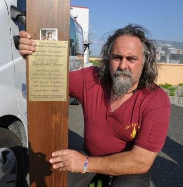 A destra con la croce Antonio Brizzi (segretario generale del sindacato autonomo Conapo) e la staffetta di vigili del fuoco appena arrivata a Cecina davanti alla caserma del Paratino 
