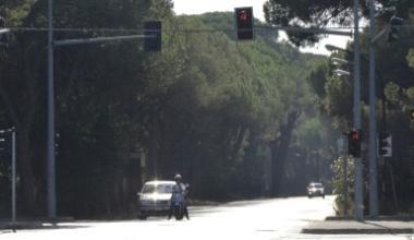 <b>SEMAFORO. </b>A Marina dove si formano code: sullo sfondo alcuni dei pini che saranno tagliati  <b>ROTONDE. </b>A destra il progetto di Marina e la rotonda a Principina Terra 