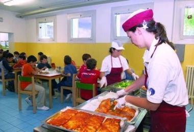 <b>LASAGNE FUMANTI.</b> Le cuoche servono il pasto (foto di archivio) 