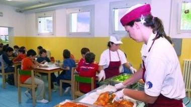 <b>LASAGNE FUMANTI.</b> Le cuoche servono il pasto (foto di archivio)