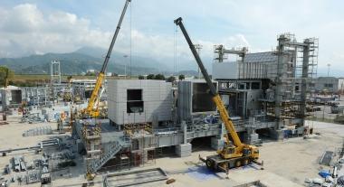 I maxi-moduli da 2.300 tonnellate in costruzione ad Avenza: il primo sar&agrave; pronto a marzo 2012 