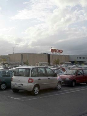 In senso orario: Avni Shaba, Artur Kulla, Bledar Idrizi A destra il parcheggio Ipercoop  