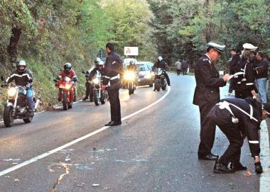 Ennesimo incidente sulla Porrettana, a fianco alcuni motociclisti 
