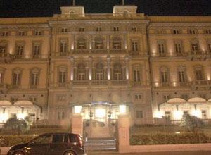 Passa la notte all'hotel Palazzo, ma non ha i soldi per pagare