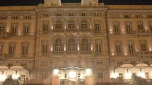 Passa la notte all'hotel Palazzo, ma non ha i soldi per pagare