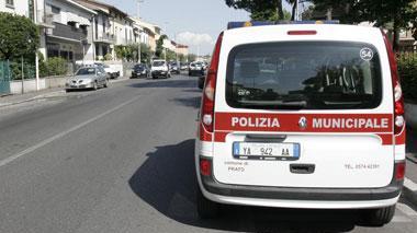 Ha 16 anni ma guida l'auto di papà, denunciato