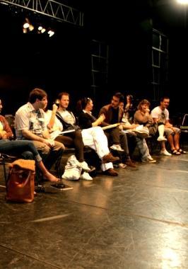 Aspiranti attori sul palco 