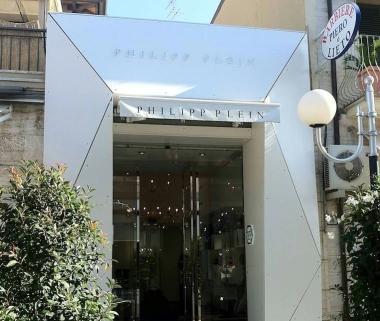 <b>RIMOZIONE COATTA.</b> Il portale della boutique Plein 