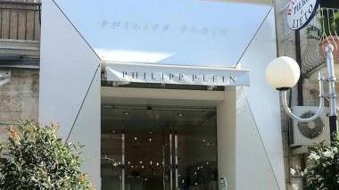 <b>RIMOZIONE COATTA.</b> Il portale della boutique Plein