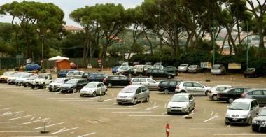 Il campo dal calcio che in estate si trasforma in un parcheggio sterrato a pagamento 