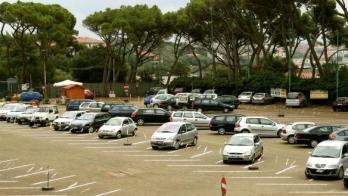 Il campo dal calcio che in estate si trasforma in un parcheggio sterrato a pagamento