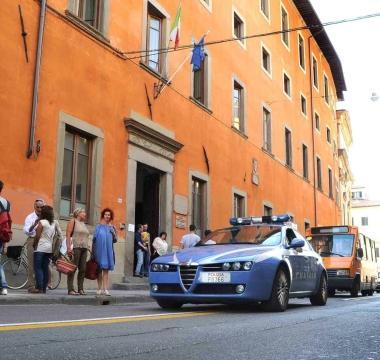 La polizia in via Gramsci 