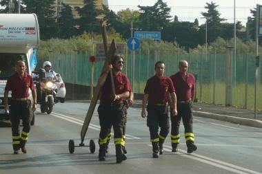 <b>VIA CRUCIS </b>I vigili del fuoco mentre entrano a Follonica con la croce in spalla     