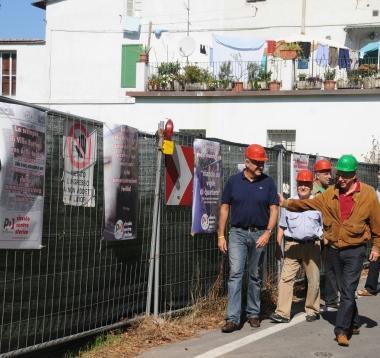 La protesta del Pd davanti al muro crollato (Vip) 