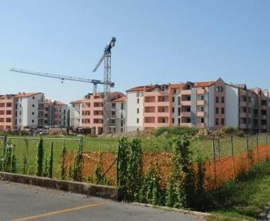 Il cantiere Iffi (in alto) e le case allArancio (Vip) 