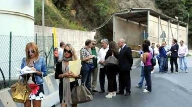 Da sinistra in primo piano l’ufficiale giudiziario Grimaldi e l’avvocato Fantoni