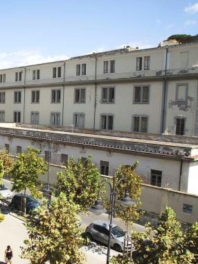 Lex caserma della Guardia di Finanza Teseo Tesei dove Provincia e Comune vorrebbero trasferire i licei di Portoferraio 