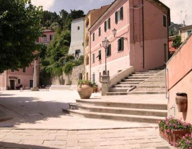 Una veduta del centro storico di Poggio, paese destinato ad ospitare un albergo diffuso e la residenza degli artisti  