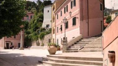 Una veduta del centro storico di Poggio, paese destinato ad ospitare un albergo diffuso e la residenza degli artisti