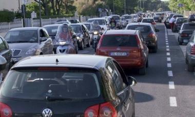 Auto in coda su una strada sul litorale 
