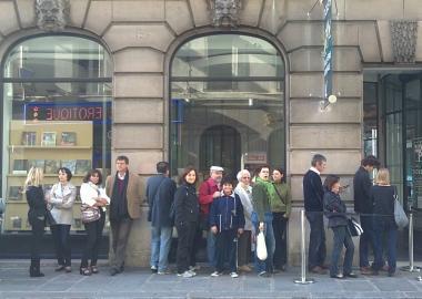 La fila fuori al museo a Parigi 