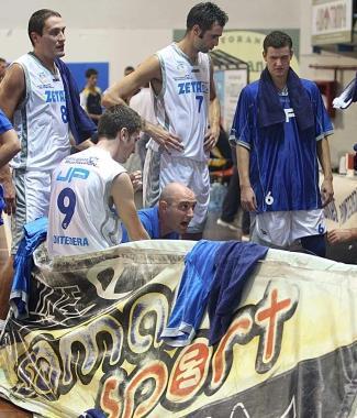 Il coach Barsotti con i suoi atleti in panchina 