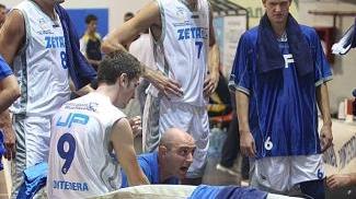 Il coach Barsotti con i suoi atleti in panchina