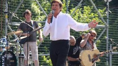 Gianni Morandi durante il concerto tenuto a Montepiano