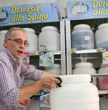 Antonio Tofani nel suo negozio di detersivi alla spina  