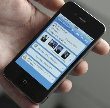 Franco Orsatti insieme al suo cane Sopra un cellulare iPhone 