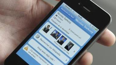 Franco Orsatti insieme al suo cane Sopra un cellulare iPhone