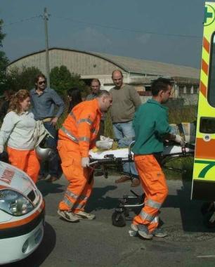 Vani i soccorsi dei volontari di un’ambulanza (archivio)