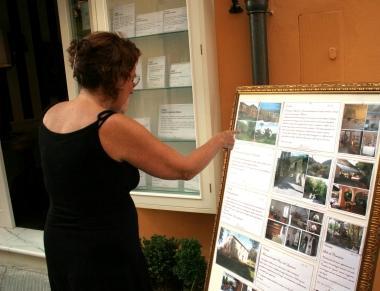 <b>MERCATO IMMOBILIARE.</b> Sopra, una donna consulta le offerte. A destra, una veduta di Forte dei Marmi  