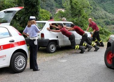 Il recupero dellauto dalla scarpata in cui era precipitata e sotto Gino Incerpi   