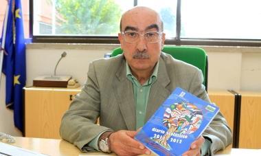 Il dirigente Giuseppe Arnese con una copia del diario realizzato con gli sponsor 