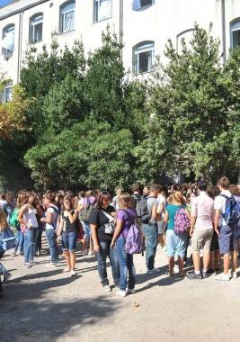 Gli studenti del Foresi di fronte alla sede del Grigolo 