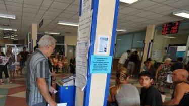 File di pazienti in attesa agli sportelli del Cup