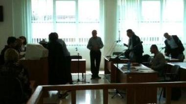 La sede del tribunale di Cecina e un’udienza