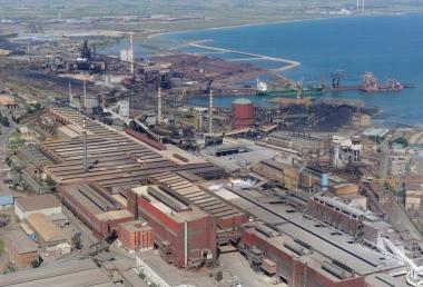 Una panoramica dello stabilimento Lucchini e Luciano Gabrielli 