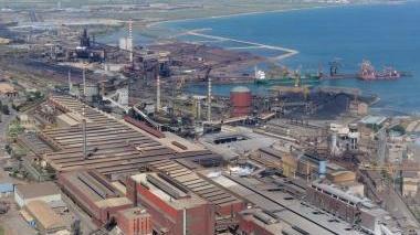 Una panoramica dello stabilimento Lucchini e Luciano Gabrielli
