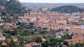 Una visuale di Massa: la città perde i pezzi