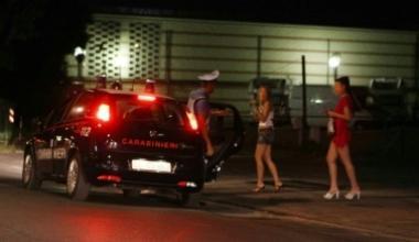 Picchiano e rapinano una prostituta due giovani arrestati dai carabinieri