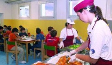 Mense, sit-in delle mamme sotto il Comune