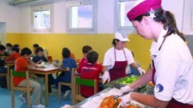 Mense, sit-in delle mamme sotto il Comune